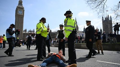 Británie schválila těsně před korunovací přísnější zákon proti protestům